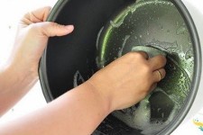 Cómo lavar una olla de cocción lenta del olor
