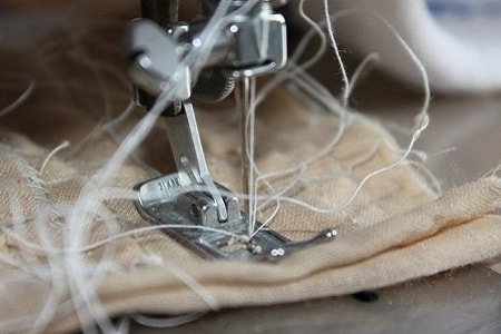 Razones para un hilo roto en máquinas de coser