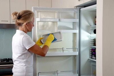Почистване на вътрешността на хладилника
