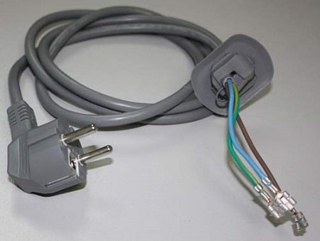Захранващият кабел е повреден в щепсела или проводника