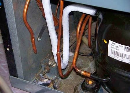 What are the signs of a freon leak